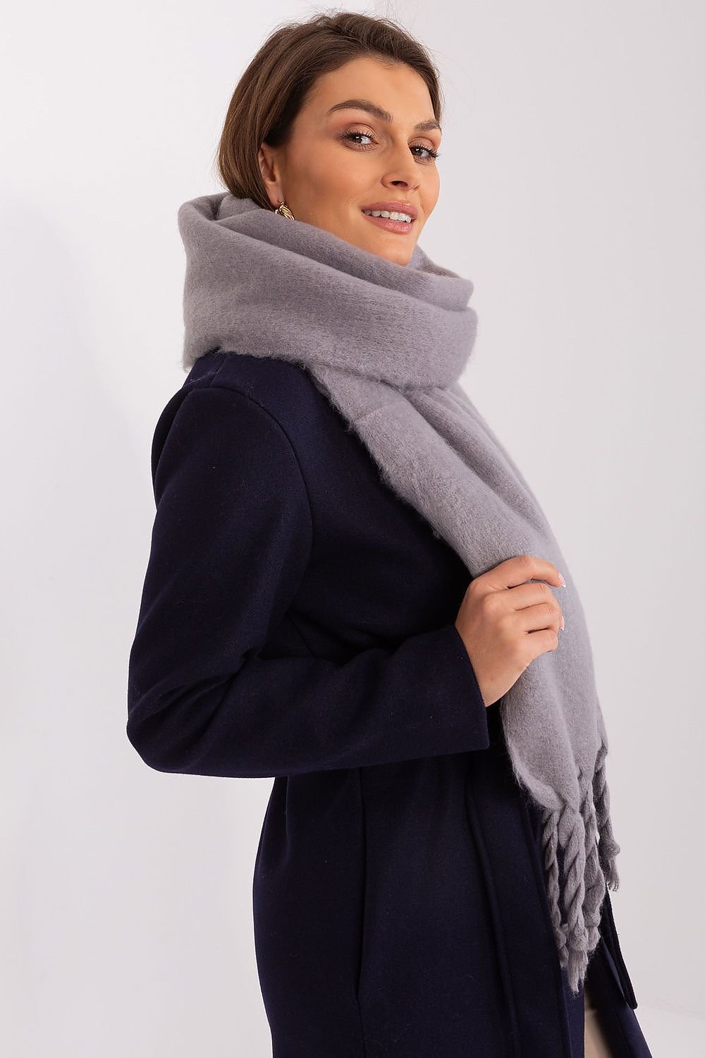 Shawl model 190589 AT
