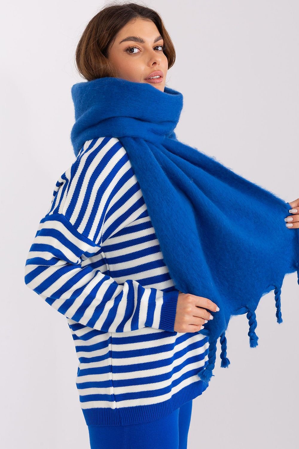 Shawl model 190589 AT