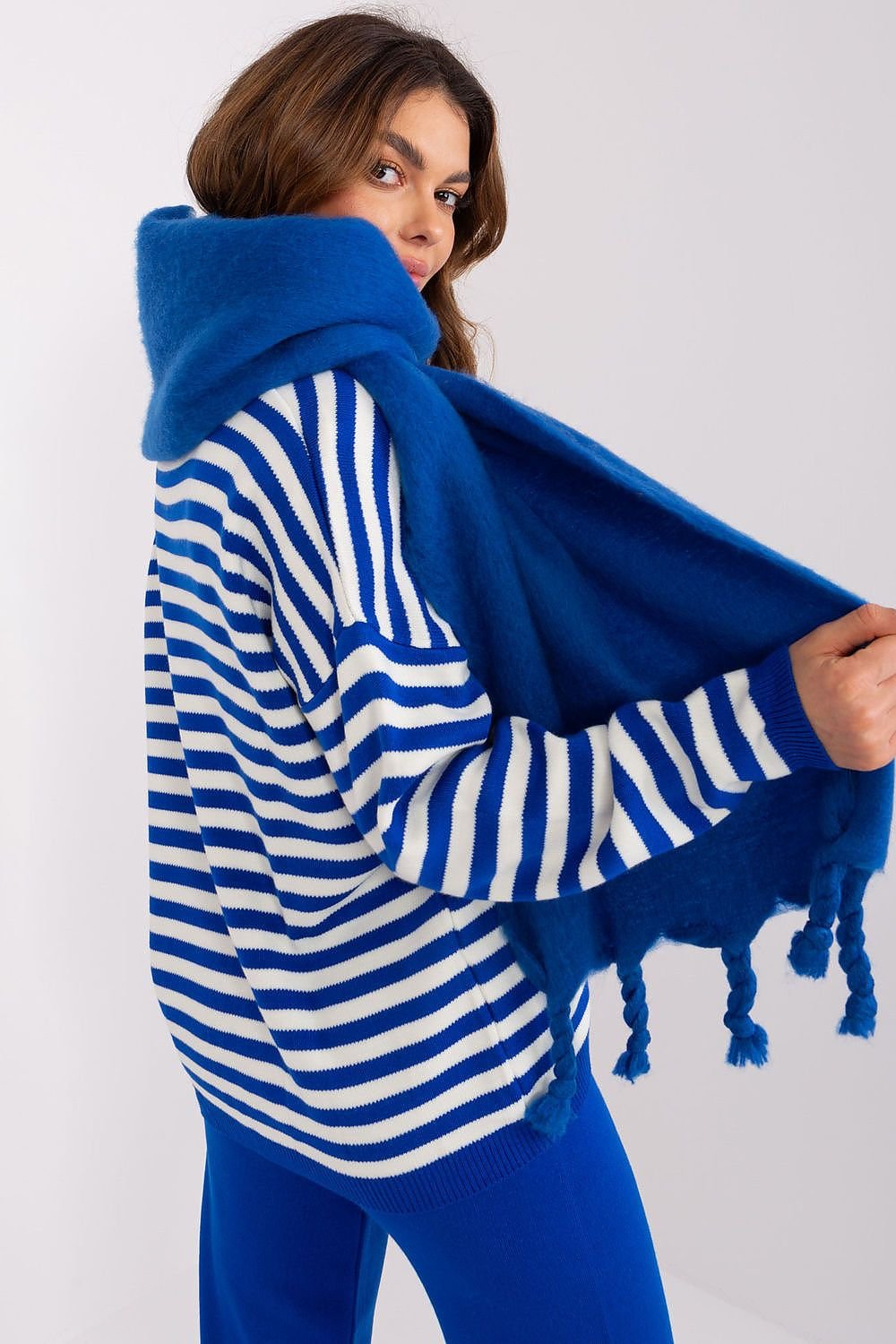 Shawl model 190589 AT
