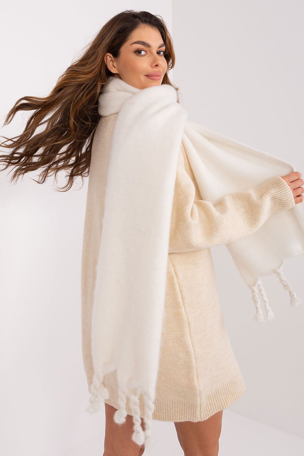 Shawl model 190589 AT