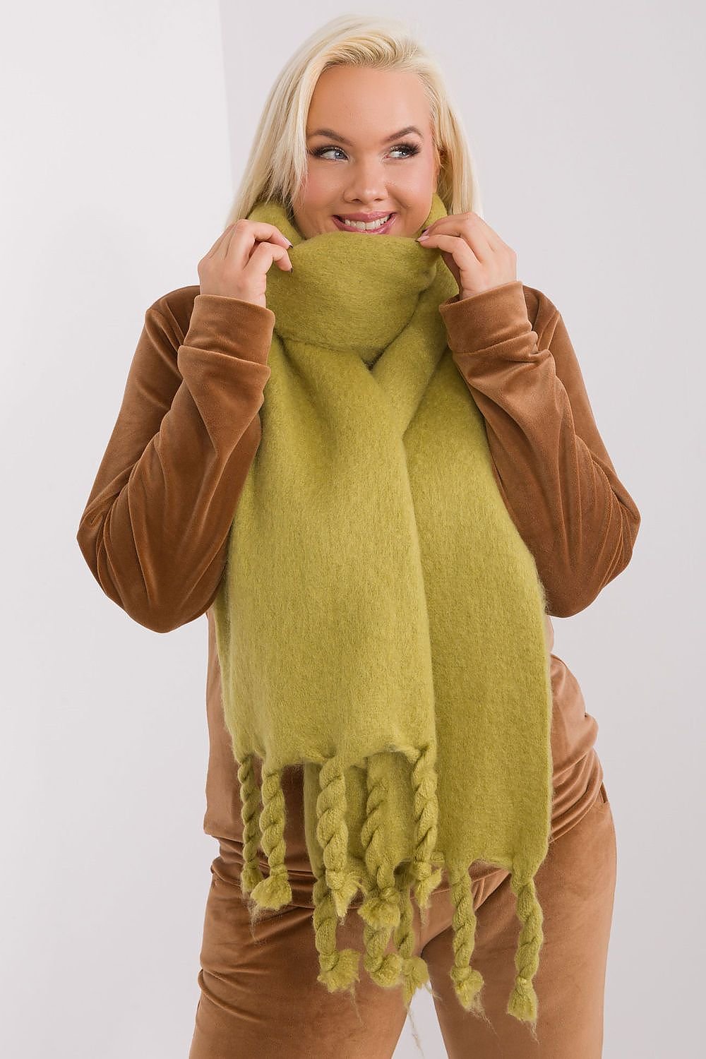 Shawl model 190589 AT