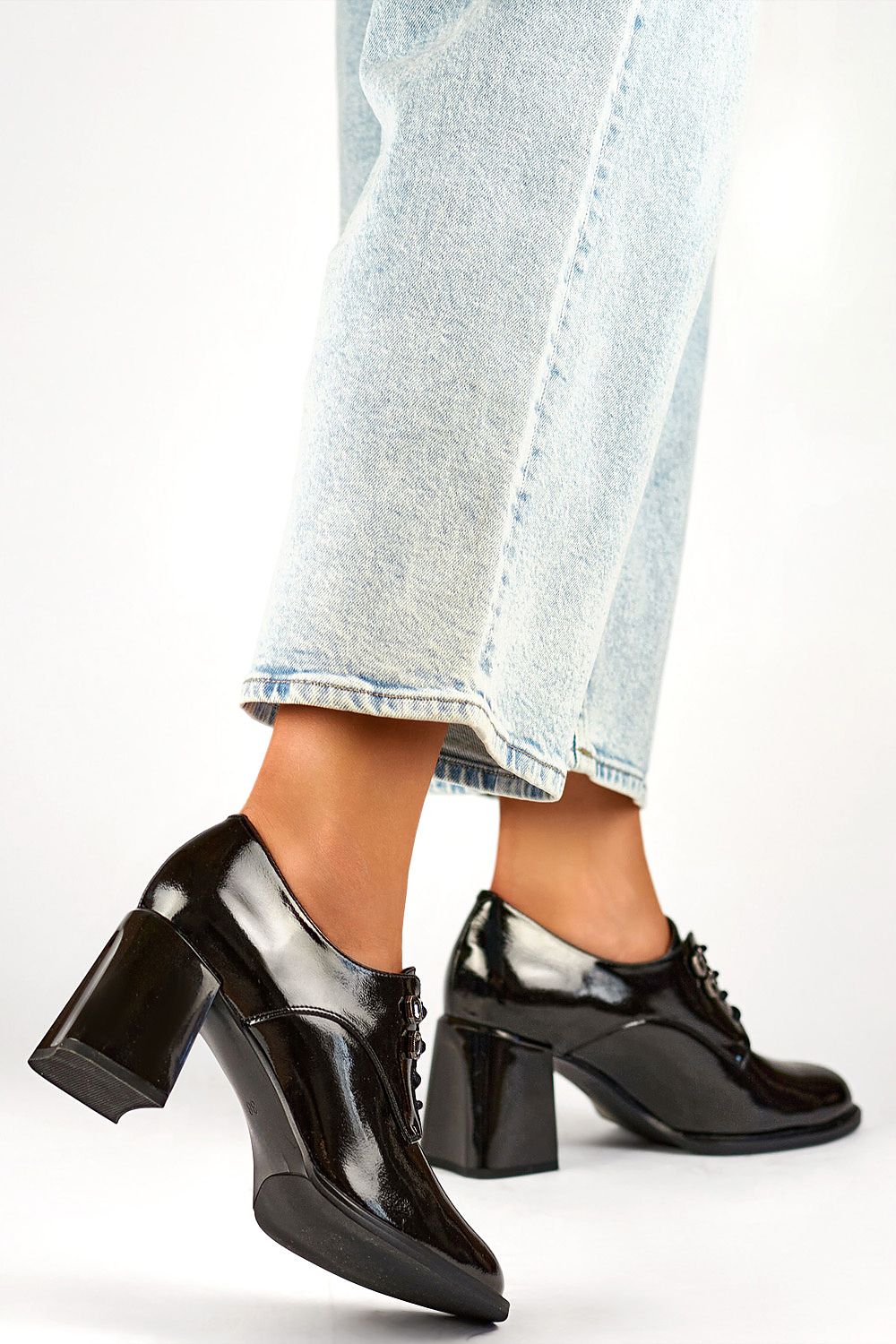 Heeled low shoes model 200454 PRIMO