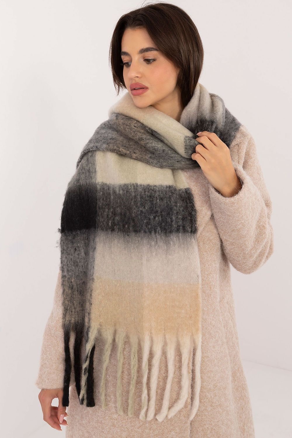 Shawl model 203187 AT