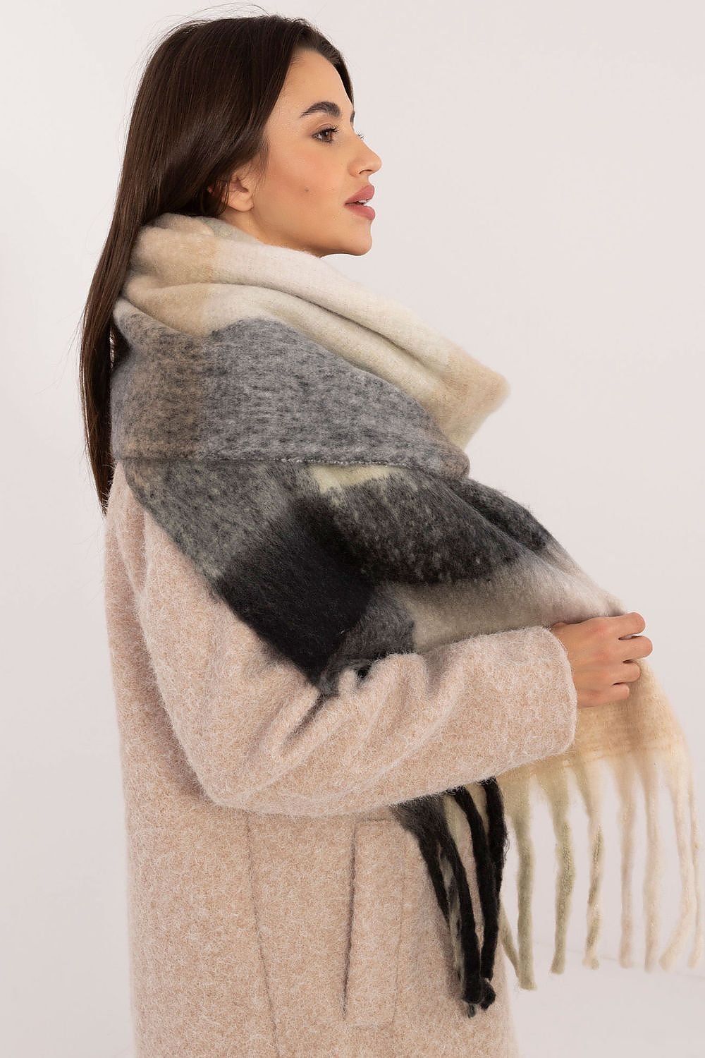 Shawl model 203187 AT