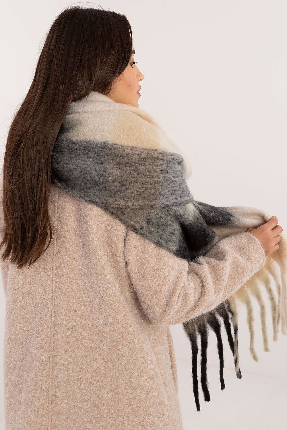 Shawl model 203187 AT