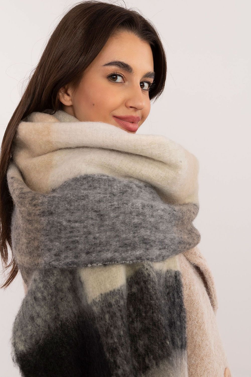 Shawl model 203187 AT