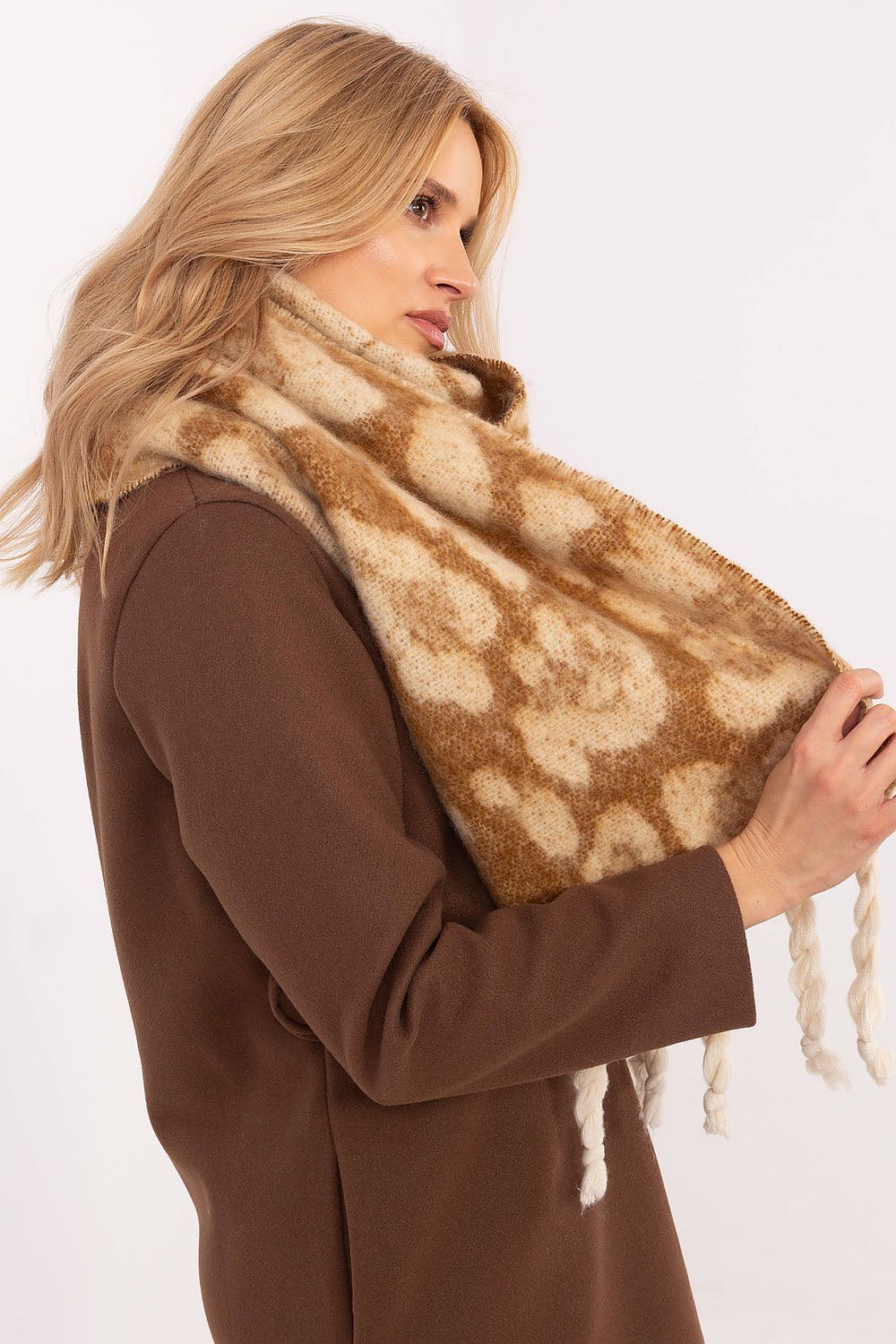 Shawl model 205962 AT