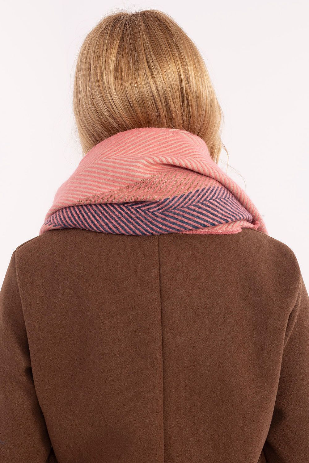 Shawl model 206039 AT